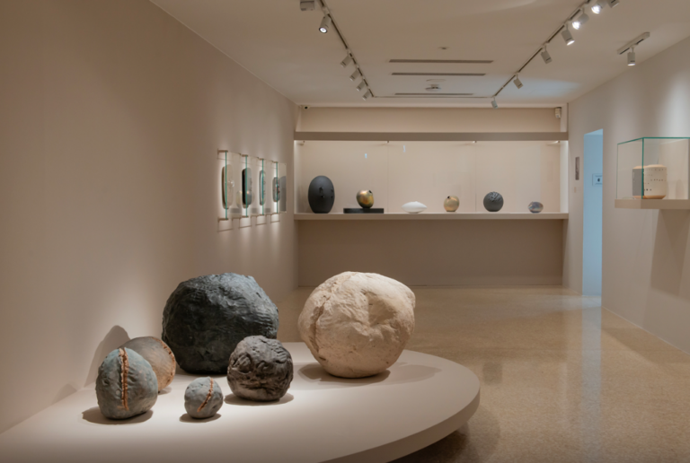 Mani-Fattura. Le ceramiche di Lucio Fontana, Collezione Peggy Guggenheim, Venezia, 2025. Ph: Claudia Corrent
