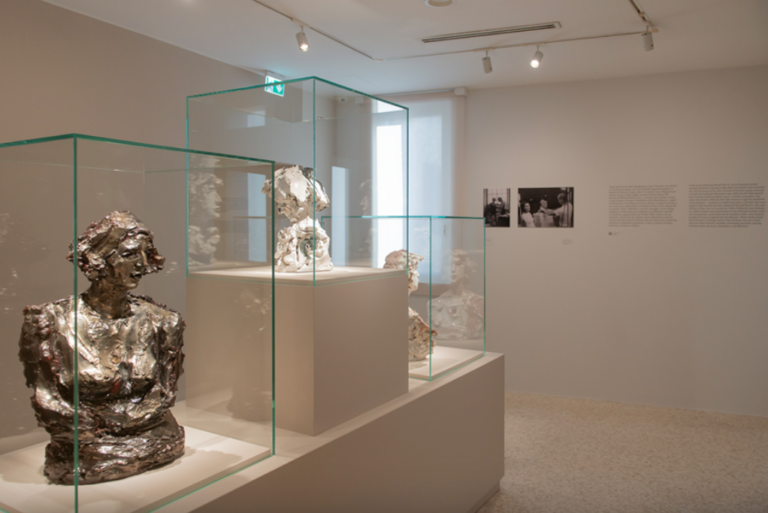Mani-Fattura. Le ceramiche di Lucio Fontana, Collezione Peggy Guggenheim, Venezia, 2025. Ph: Claudia Corrent