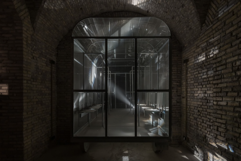 Un polveroso e trasparente vagone della metro a Trastevere. L’ambiziosa mostra di Wang Yuxiang a Roma 