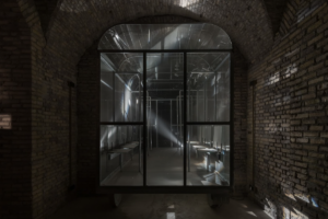 Un polveroso e trasparente vagone della metro a Trastevere. L’ambiziosa mostra di Wang Yuxiang a Roma 