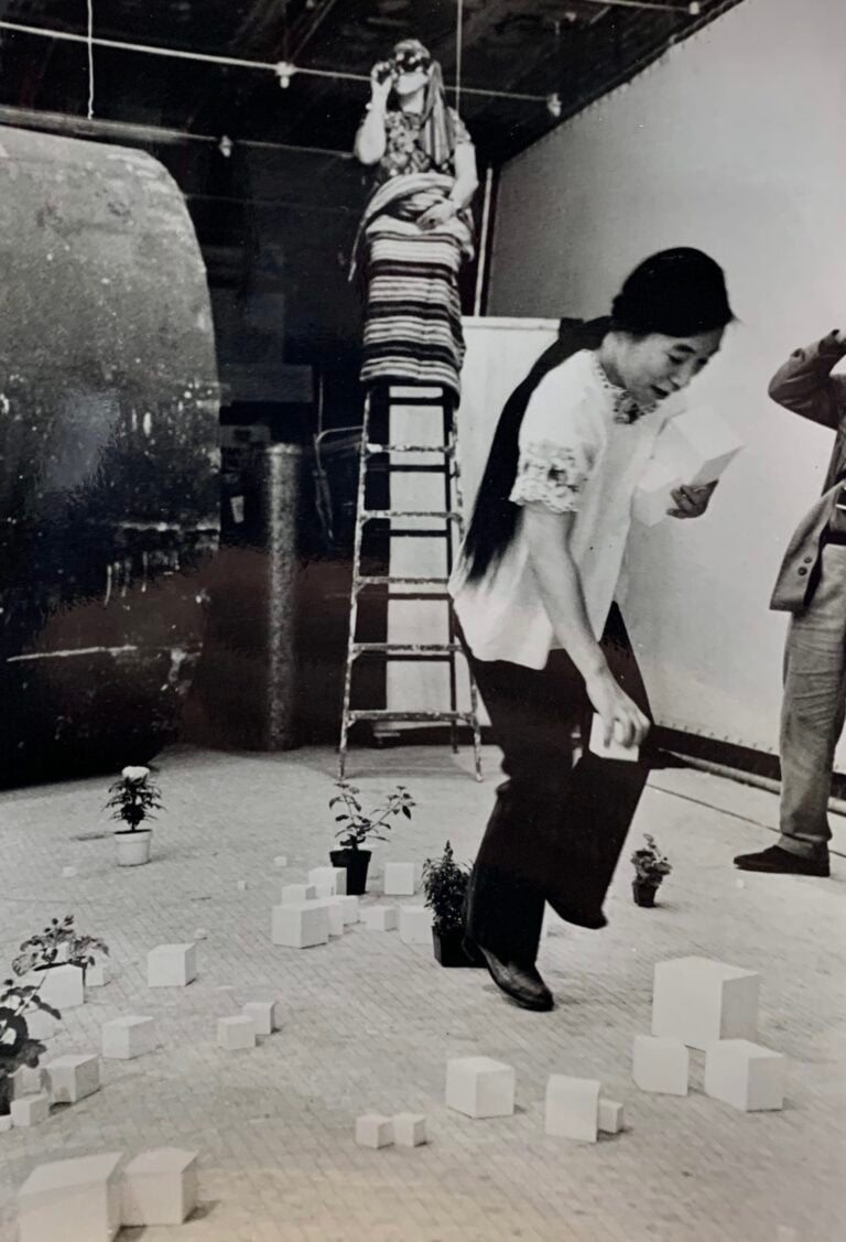 Takako Saito gioca durante la _FLUX GAMES Fest_ a New York nel 1973 - Photo ©Peter Moore