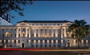 A Londra la Town Hall di Camden riapre come centro culturale per mostre ed eventi multidisciplinari