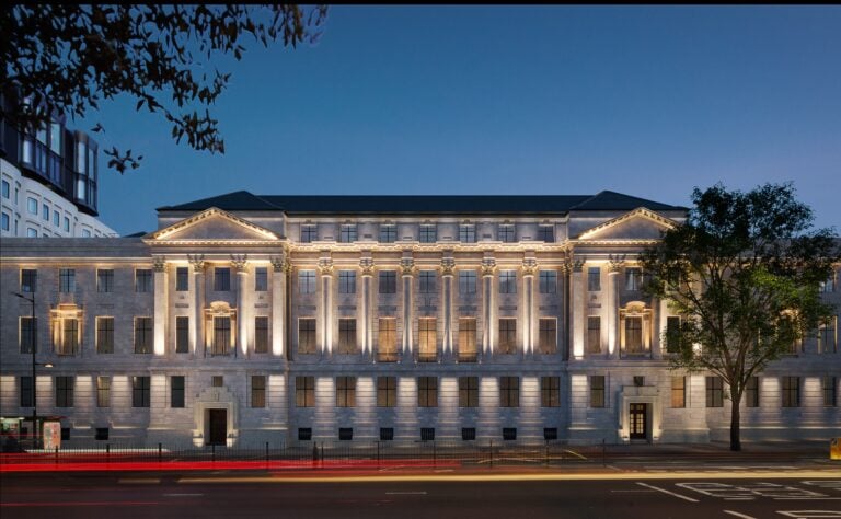 A Londra la Town Hall di Camden riapre come centro culturale per mostre ed eventi multidisciplinari