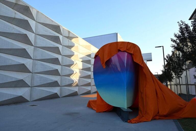 tuttofuocoimmagine svelamento clean L’opera di Patrick Tuttofuoco che rigenera un angolo di Brescia è multicolore (e multiculturale) 