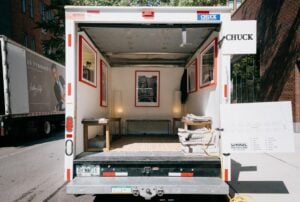 Arriva anche a Parigi la galleria nomade che fa mostre in un furgone