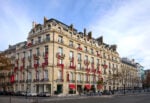 Un artista francese ha trasformato la facciata di Christie’s a Parigi in un’opera d’arte 