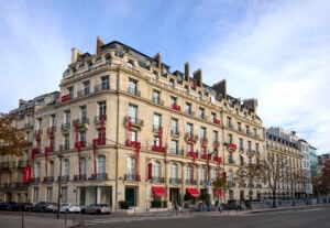 Un artista francese ha trasformato la facciata di Christie’s a Parigi in un’opera d’arte 