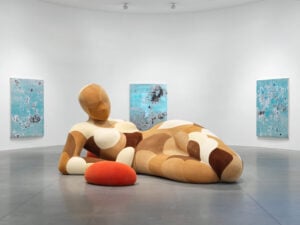 Anche la polvere può essere monumentale. La mostra di Urs Fischer a Roma