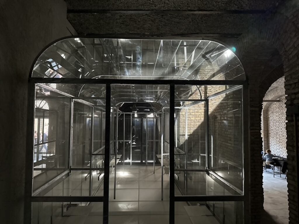 Un polveroso e trasparente vagone della metro a Trastevere. L’ambiziosa mostra di Wang Yuxiang a Roma 