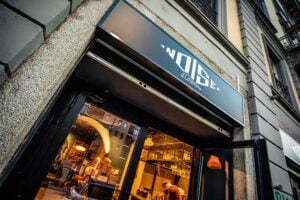 “Facciamo comunità con la cultura”. A Milano apre NOISE, polo creativo con mini-cinema, musica, bar sociale