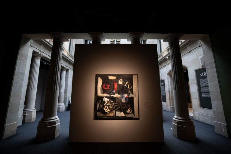 Antoni Clavé en mayusculas, Palau Martorell, Barcellona, 2025, installation view