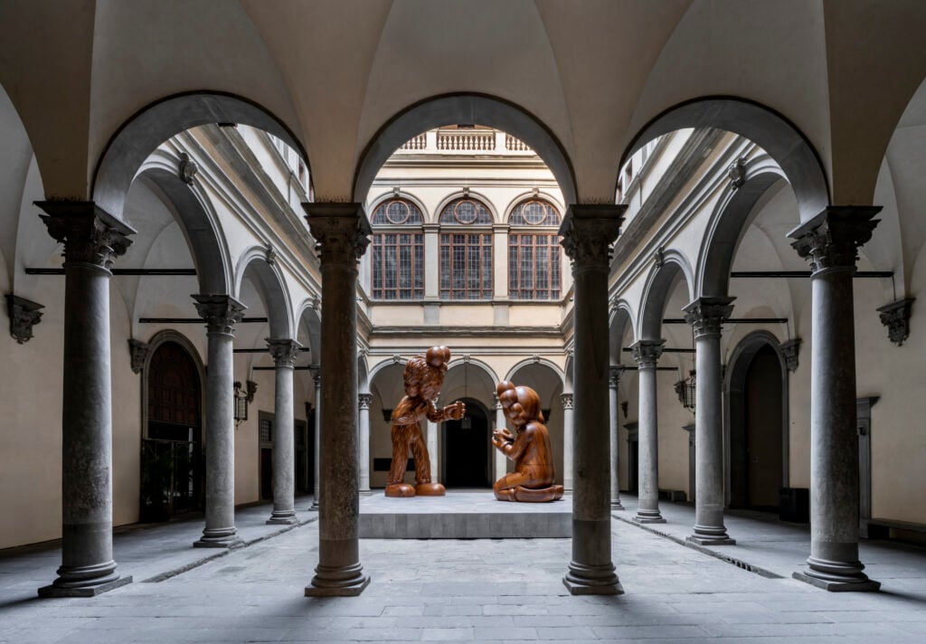 A Firenze nel cortile di Palazzo Strozzi la gigantesca installazione di KAWS ambisce a dialogare col Beato Angelico