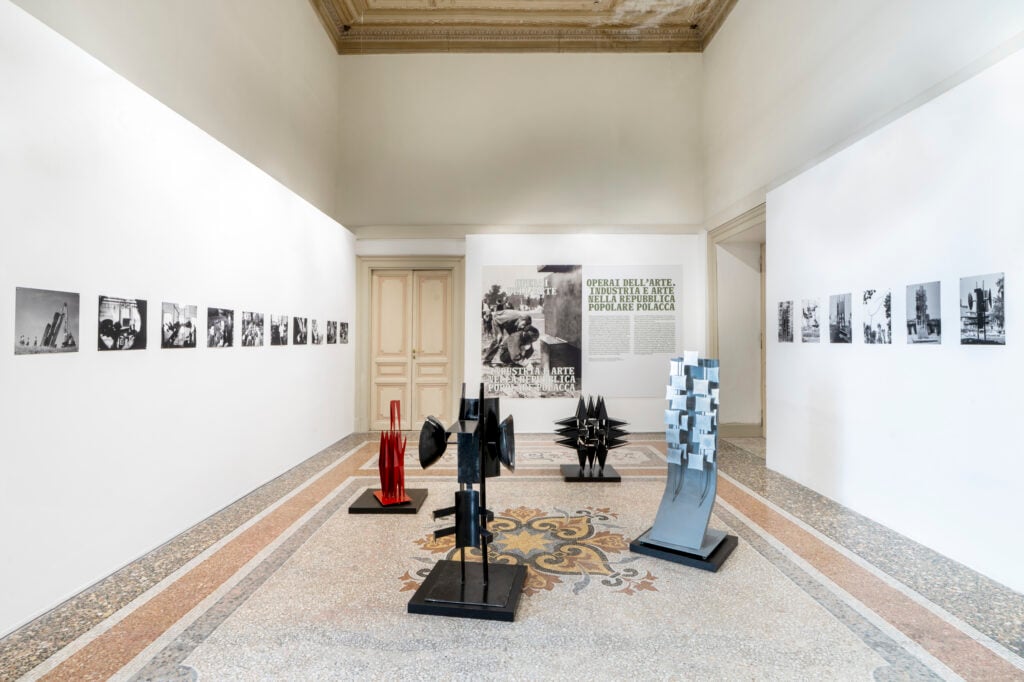 Il legame tra arte e industria nella Polonia socialista raccontato in una mostra a Roma