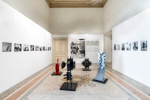 Il legame tra arte e industria nella Polonia socialista raccontato in una mostra a Roma