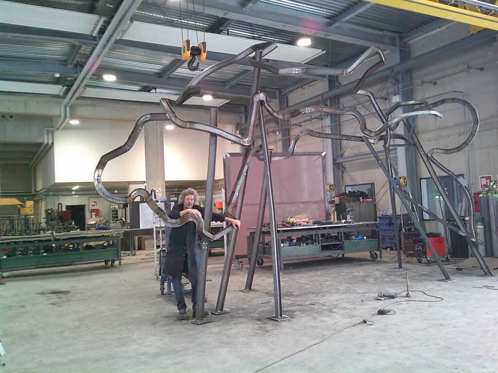 Eduard Habicher in his atelier/ nel suo atelier / in seinem Atlier. Courtesy of the artist.