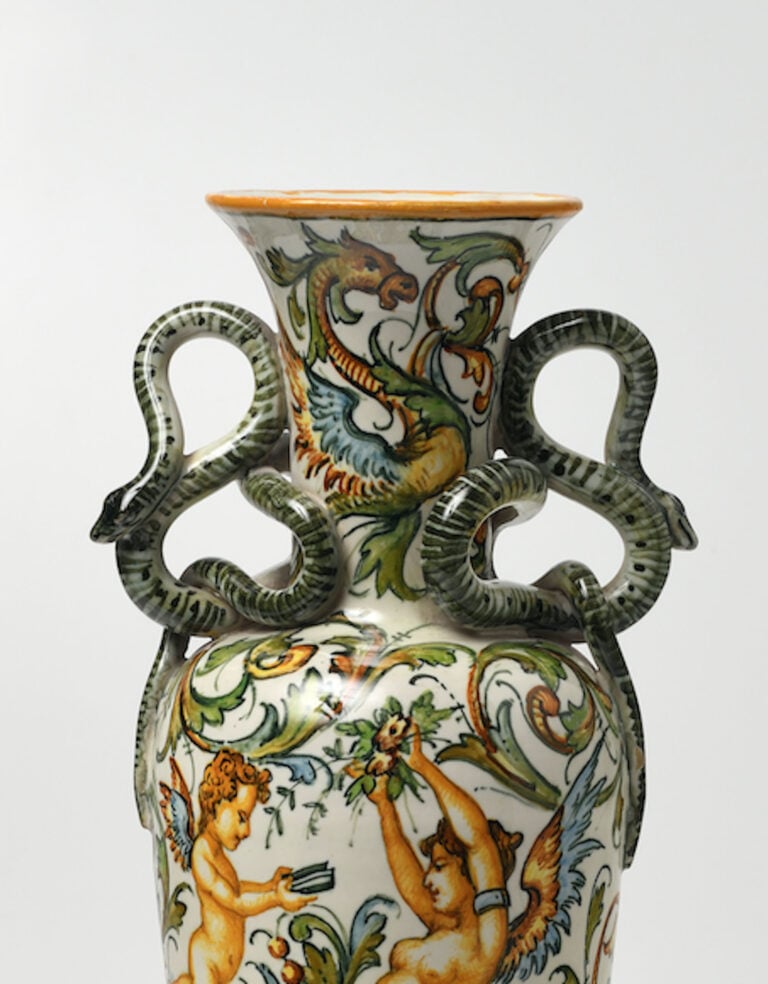 Ceramiche Molaroni, Anfora biansata con serpi decorata alla grottesca da Eliseo Bertozzini. Photo Michele Alberto Sereni