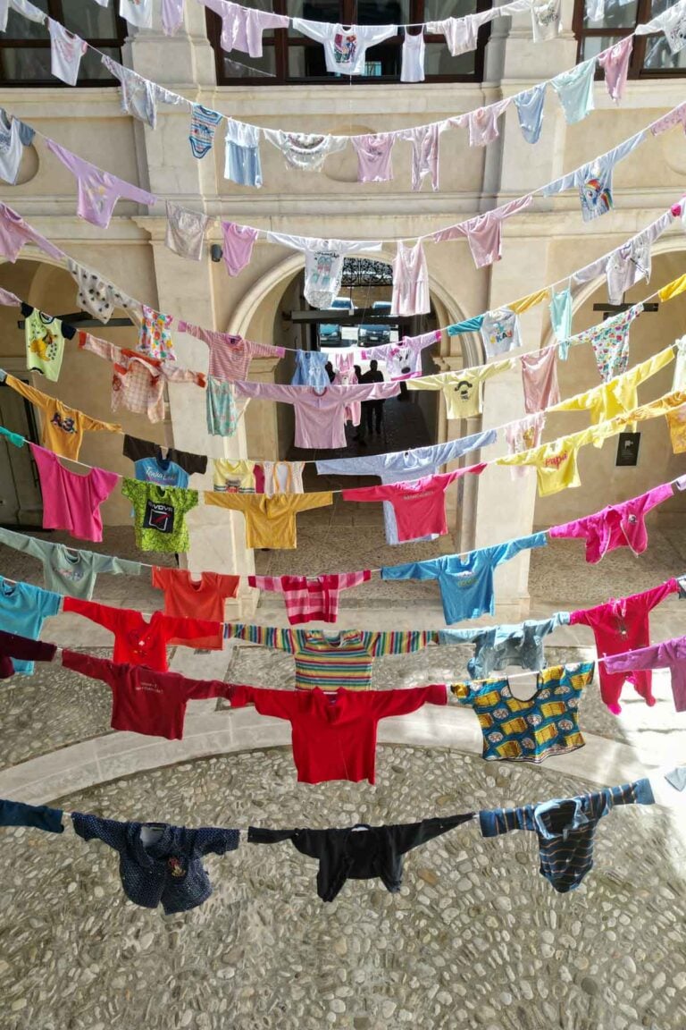 MAXXI L'Aquila, TRUE COLORS. Karina Kaikkonen, Towards tomorrow, 2012, vestiti di seconda mano, cavi d’acciaio. © KAARINA KAIKKONEN, by SIAE 2025. Ph: Emanuela Fortuna