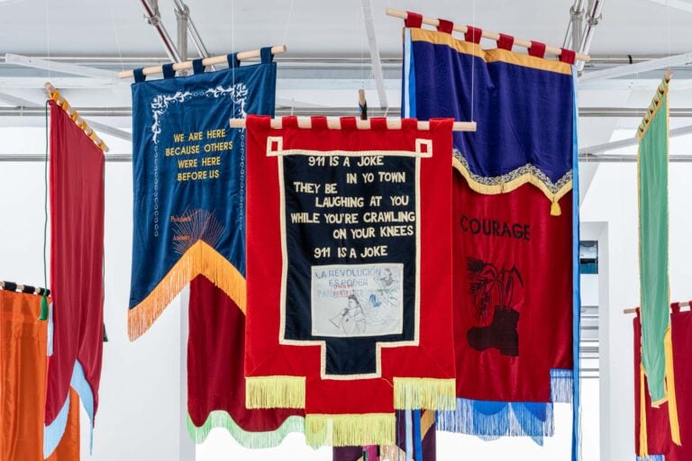 MAXXI L'Aquila_TRUE COLORS. Marinella Senatore, Protest Forms Memory and Celebration, 2025, ricamo su cotone. Ph: OKNOstudio, Courtesy l’artista e Mazzoleni Galleria d'Arte London - Torino