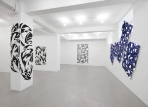 La pittura di Gianni Asdrubali protagonista a Milano in una mostra su due spazi espositivi