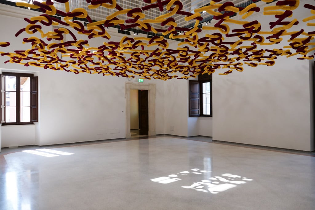 MAXXI L'Aquila, TRUE COLORS. Paola Pivi, Share, but it's not fair, 2012. Tessuto di cotone e imbottitura in poliestere. Ph: Lucky Productions. Courtesy Fondazione MAXXI