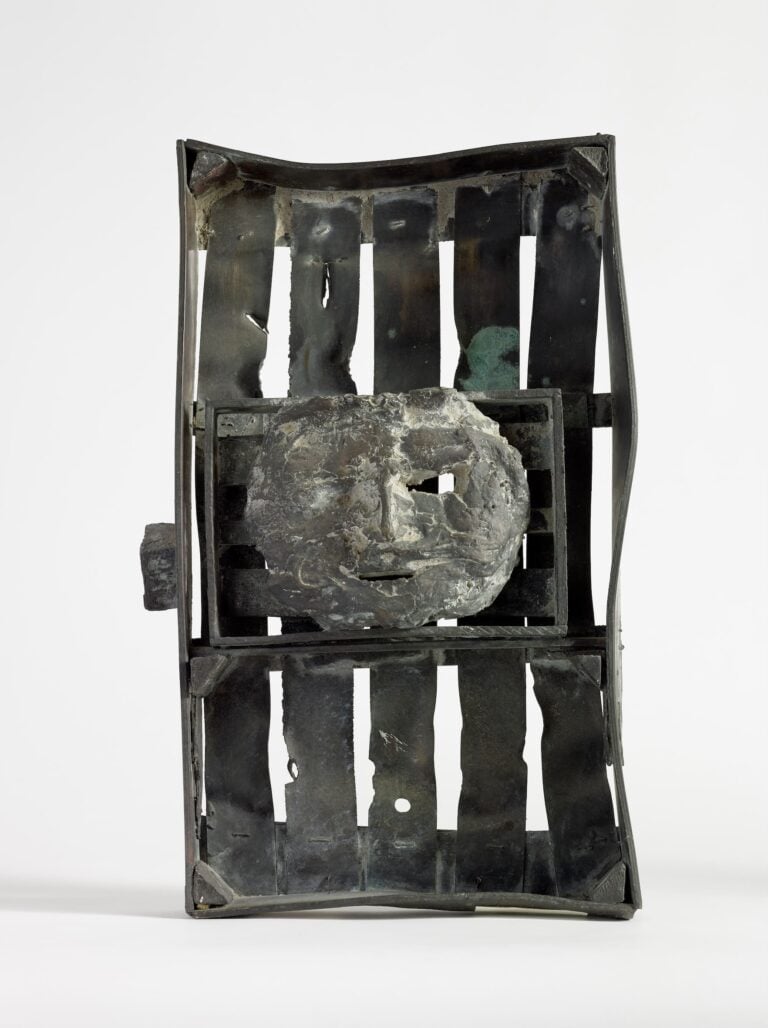 Antoni Clavé, Masque au cageot, 1963. © Antoni Clavé, VEGAP, Barcelona, 2025