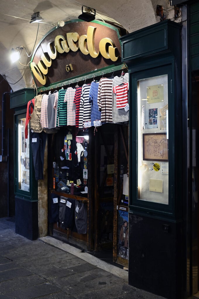 A Genova una mostra d’arte contemporanea che trasforma in museo l’antico negozio d’abbigliamento