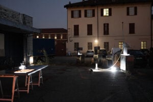 A Torino un’autofficina abbandonata in periferia diventa spazio per l’arte