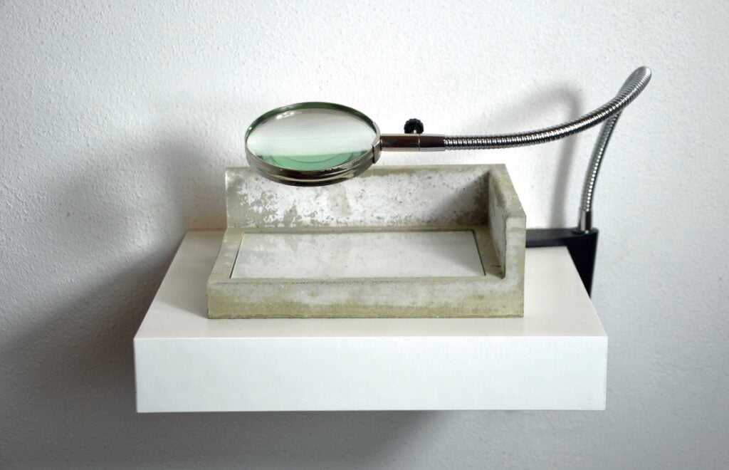 Iacopo Pinelli, Alterazioni spaziali, dimensioni variabili, cemento, metallo, vetro, lente d'ingrandimento, carta, matriale organico, 2025 (