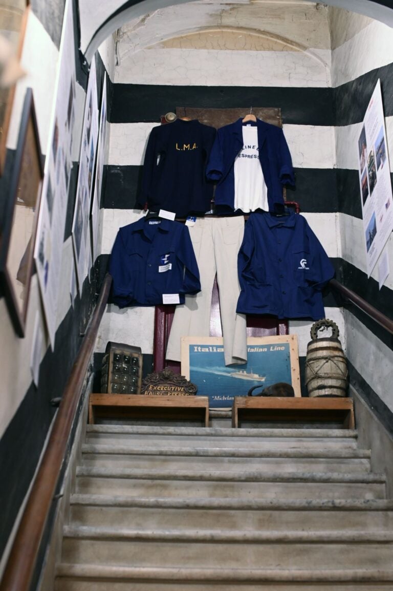 A Genova una mostra d’arte contemporanea che trasforma in museo l’antico negozio d’abbigliamento