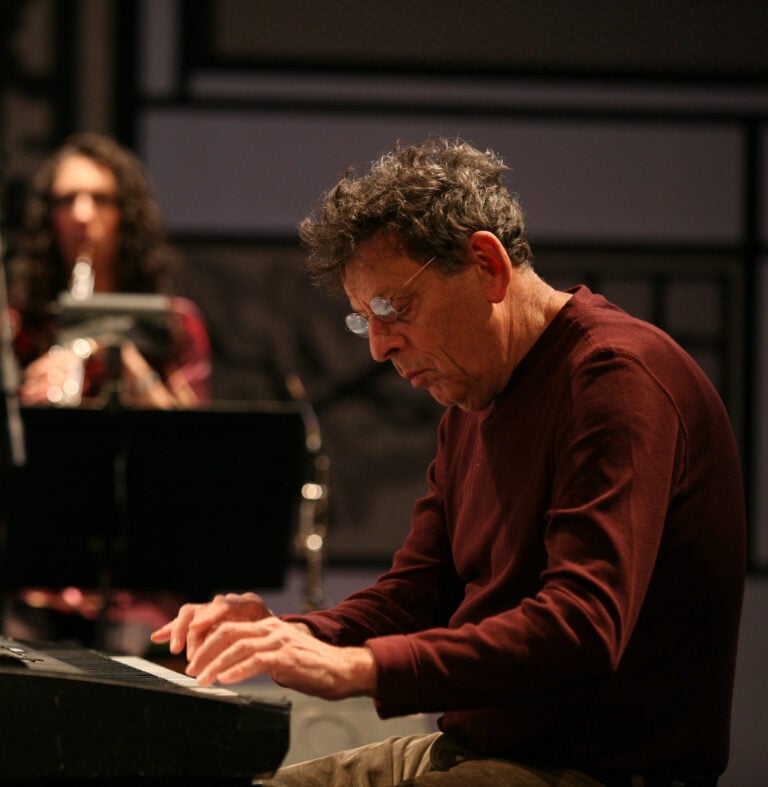 Philip Glass – Book of Longing, Milano, Teatro degli Arcimboldi, 2008, @Leonard Cohen ©Lelli e Masotti, CC BY 2.0, via Wikimedia Commons