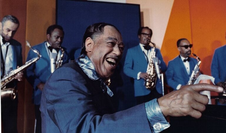 Duke Ellington in the movie Jazz Odyssey, @Louis Panassié, CC BY-SA 3.0, via Wikimedia Commons