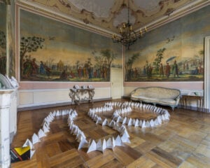 L’artista Stefano Arienti dà nuova vita ai libri in una mostra a Parma 