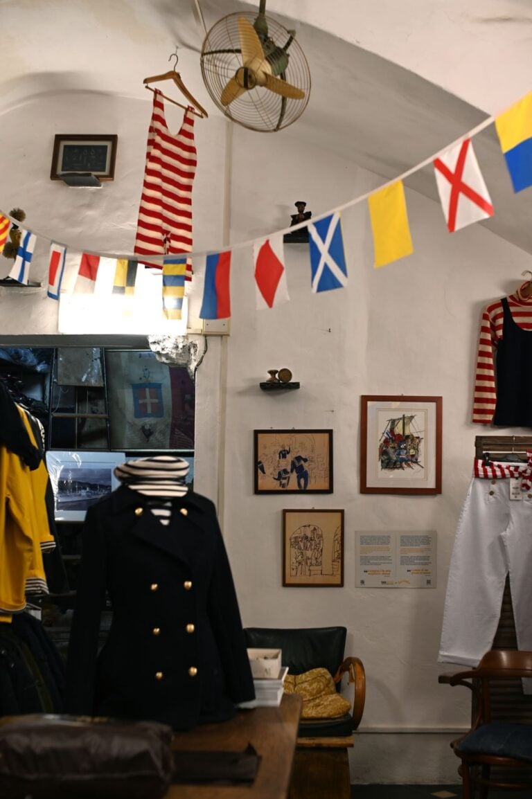 A Genova una mostra d’arte contemporanea che trasforma in museo l’antico negozio d’abbigliamento