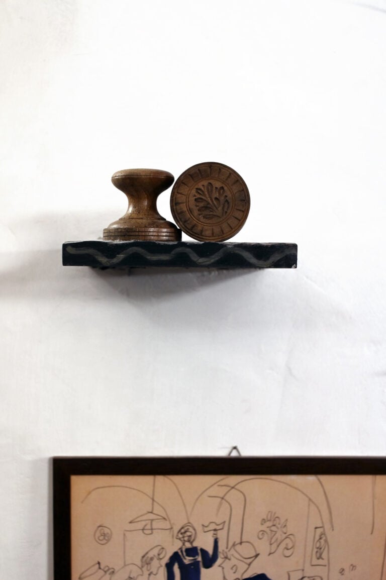 A Genova una mostra d’arte contemporanea che trasforma in museo l’antico negozio d’abbigliamento