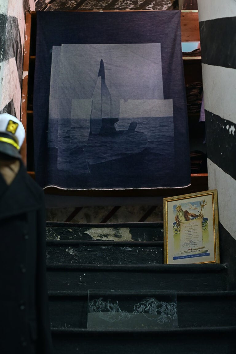 A Genova una mostra d’arte contemporanea che trasforma in museo l’antico negozio d’abbigliamento