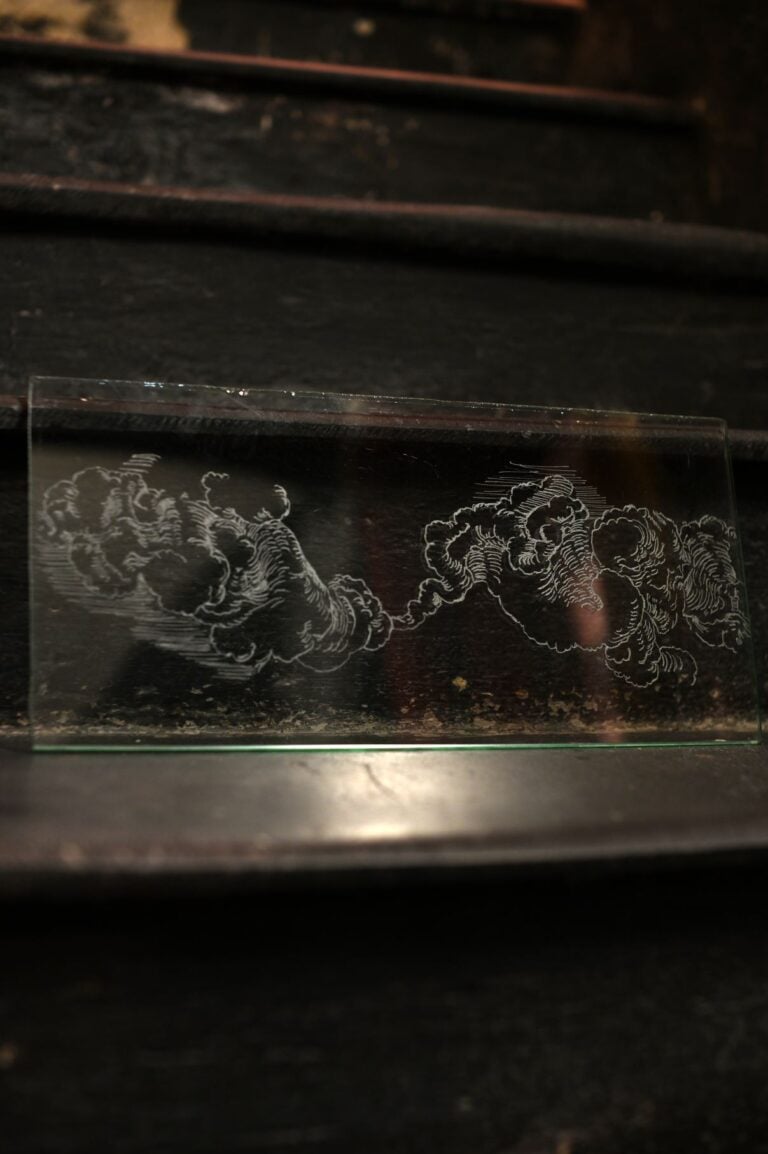 A Genova una mostra d’arte contemporanea che trasforma in museo l’antico negozio d’abbigliamento