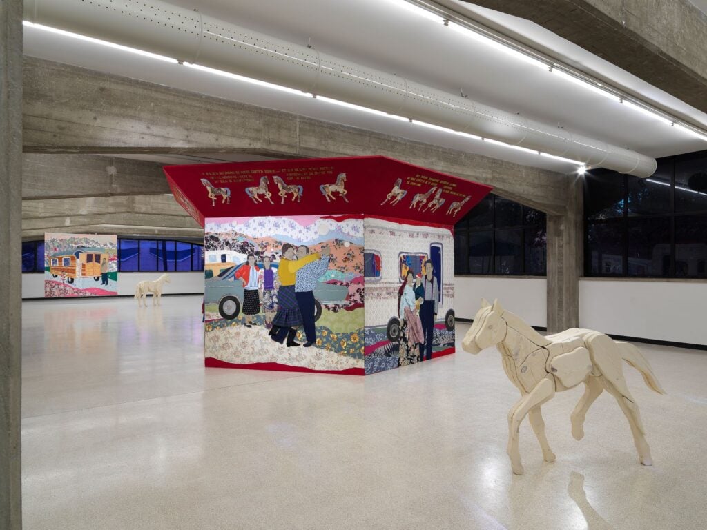 A Reggio Emilia alla Collezione Maramotti ci sono le storie rom dell’artista Małgorzata Mirga-Tas