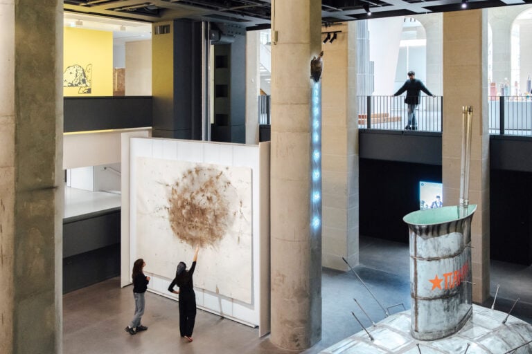 4 La nuova sede di Fondation Cartier a Parigi inaugura con una mostra - tributo alla storia della città 