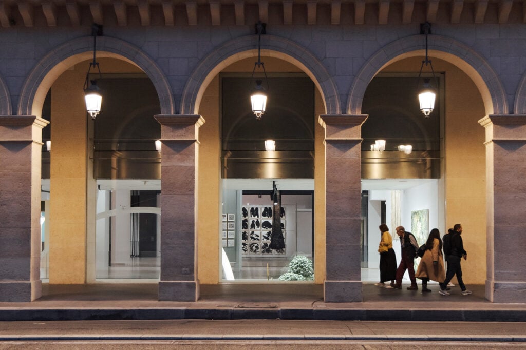 5 La nuova sede di Fondation Cartier a Parigi inaugura con una mostra - tributo alla storia della città 