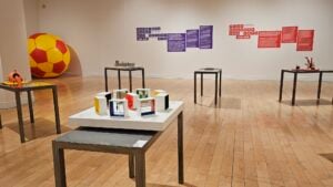 Da 25 anni un progetto fa disegnare parchi giochi agli artisti. Ora tutto va in un museo a Atene 