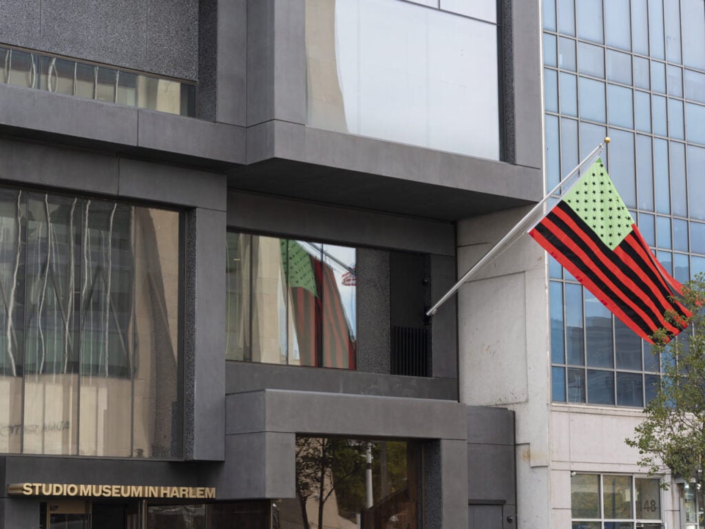 Veduta della facciata con l'opera di David Hammons, Untitled flag (2004). Courtesy Studio Museum in Harlem. Photo: © Albert Vecerka/Esto