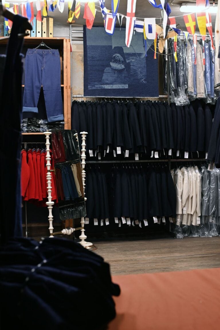 A Genova una mostra d’arte contemporanea che trasforma in museo l’antico negozio d’abbigliamento