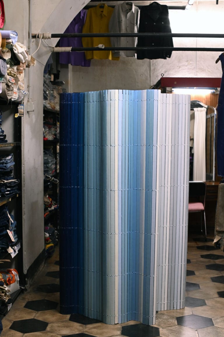 A Genova una mostra d’arte contemporanea che trasforma in museo l’antico negozio d’abbigliamento