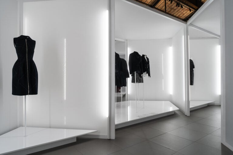 Azzedine Alaïa e Cristobàl Balenciaga come non li avete mai visti in una mostra a Prato 