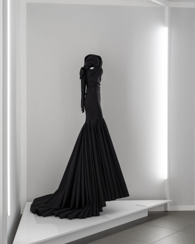 Azzedine Alaïa e Cristobàl Balenciaga come non li avete mai visti in una mostra a Prato 