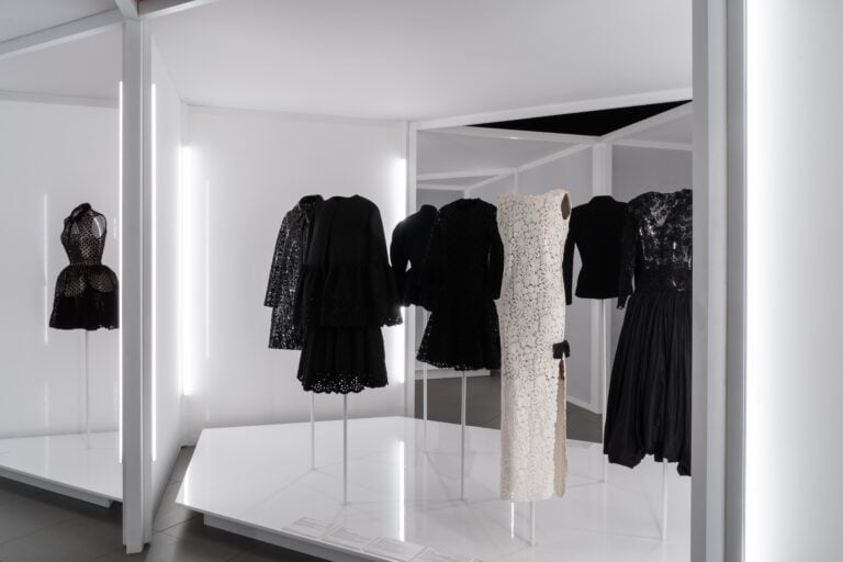 Azzedine Alaïa e Cristobàl Balenciaga come non li avete mai visti in una mostra a Prato 