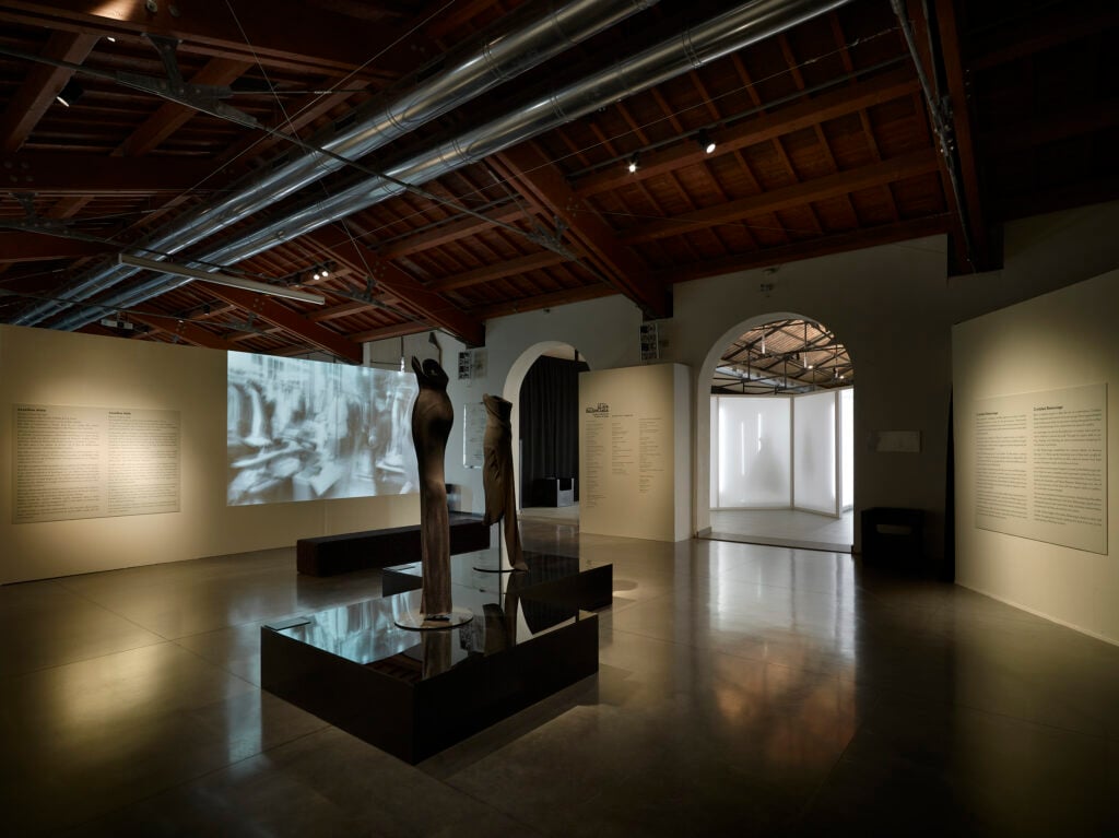 Azzedine Alaïa e Cristobàl Balenciaga come non li avete mai visti in una mostra a Prato 