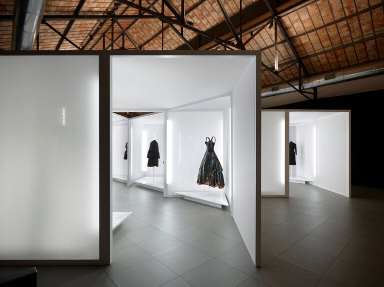 Azzedine Alaïa e Cristobàl Balenciaga come non li avete mai visti in una mostra a Prato 