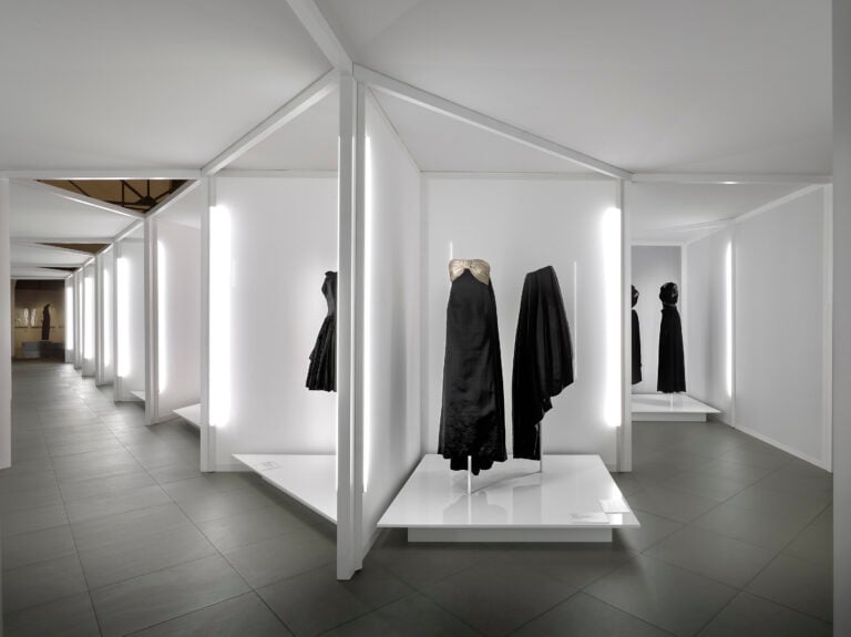 Azzedine Alaïa e Cristobàl Balenciaga come non li avete mai visti in una mostra a Prato 