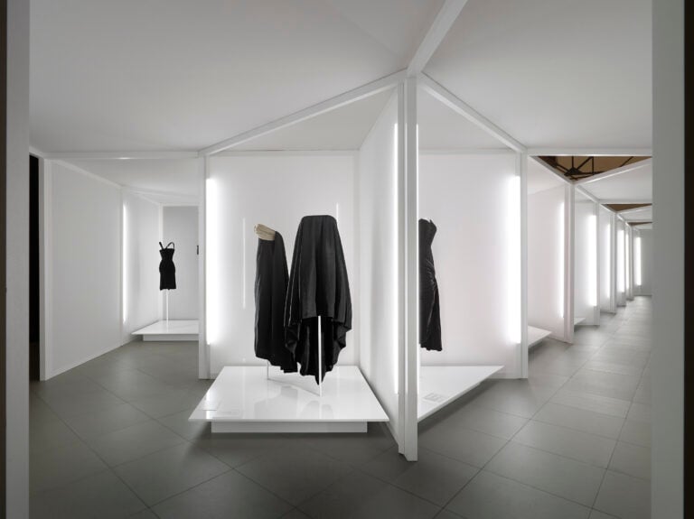 Azzedine Alaïa e Cristobàl Balenciaga come non li avete mai visti in una mostra a Prato 